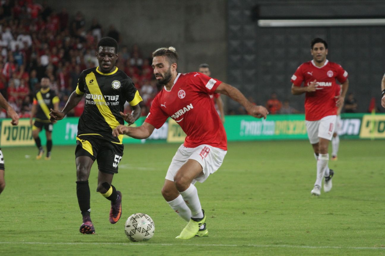 מיכאל אוחנה מול עלי מוחמד. כל אחד מהם היה מעורב בשער (צילום: בן בודה)